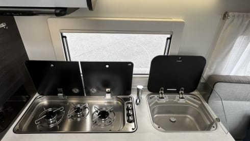 Benimar met queensbed, grote keuken en electrische fietsendrager