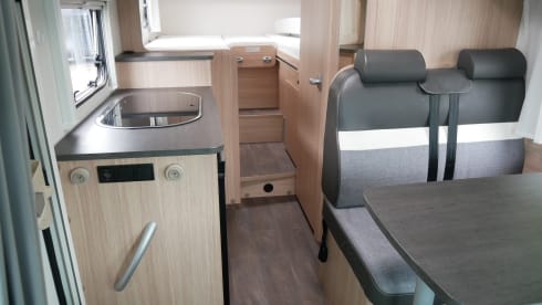 Sunlight V66, 6.70 Meter, Lengtebedden, XL Garage