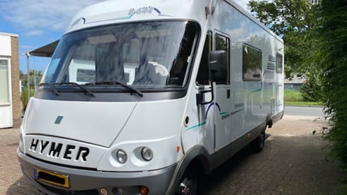 Beautiful camper with XXL garage and super layout!