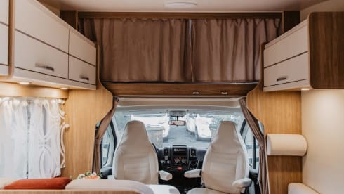 Rimor seal 695-14 – Spacious luxury family camper (14)