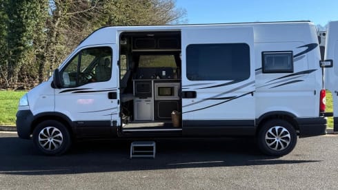 Marge – Campervan met 3 slaapplaatsen, volledig zelfvoorzienend. 