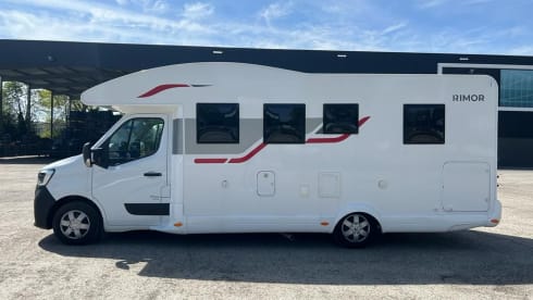 Zo goed als nieuw, zeer luxe, ruime én comfortabele 5pers. camper uit 2022  – 5p Renault semi-integrated from 2022