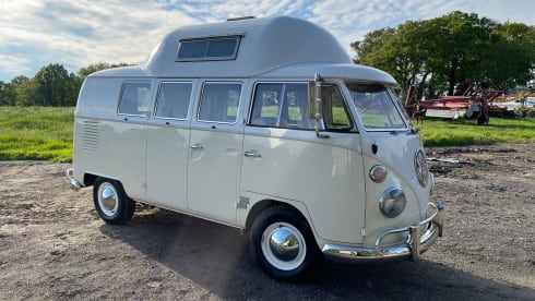 Snowy – 2 berth Volkswagen campervan from 1957