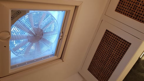 WanderVan Noé – Mooie zelfbouw camper voor 2P+kindje 