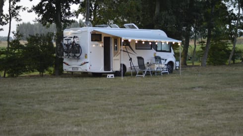 Découvrez notre camping-car McLouis luxueux et pratique - idéal pour les familles !