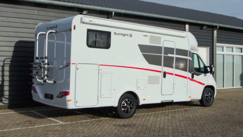 Sunlight T65 – Très beau camping-car Sunlight spacieux pour 4 personnes de 2023, beaucoup d'espace de rangement.