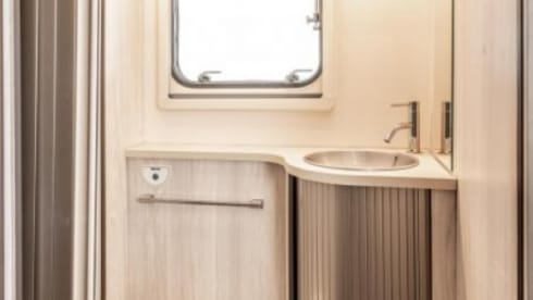 Moby – Luxury 5-person campervan 2024 - automatic + Wi-Fi option