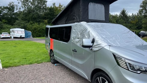 Van Damme – Renault traffic LWB luxury campervan ( 2 adults & pet friendly  )