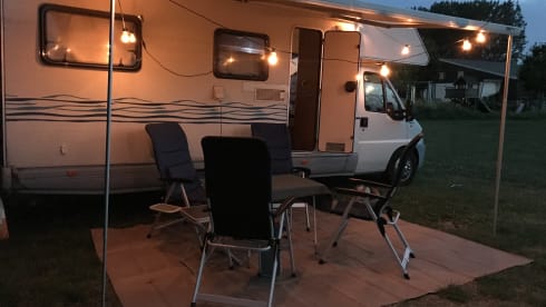 Claes – Claes: 4p spacious Alcove camper from 2000