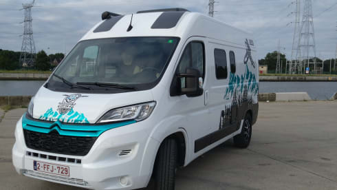 Compacte camper met fietsendrager handig voor een weekendje met 2