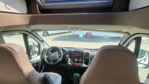 2p Challenger bus from 2015