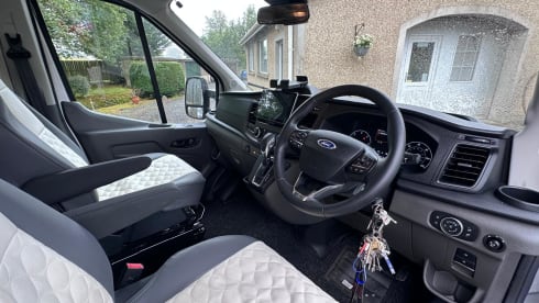 Bee – Fabulous six berth, five seat belt spacious motorhome 