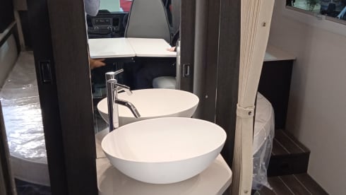 Roller Team 266 TL – Modern motorhome (2022) with luxurious queen-size bed and separate wellness area.