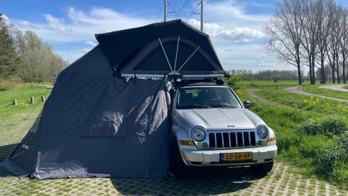 Jeep met daktent – Roof tent, 4 persons