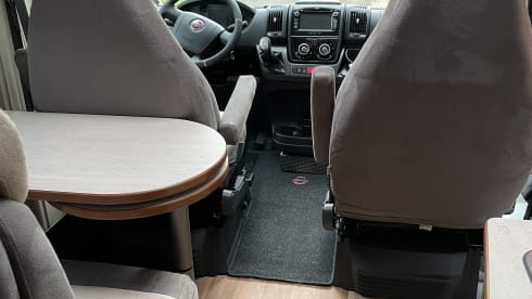 Bus camper Globecar 600L with length beds, for 2 people. Dog allowed.