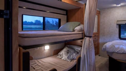 Fleetwood Ford E450 – C driving license. American 9 person big camper hire in the Netherlands