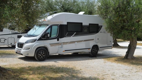 Travel carefree with the luxurious Benimar T488 (2024) 