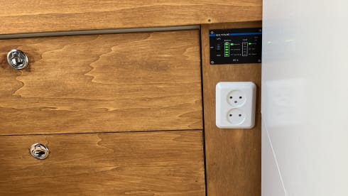 Pistachio – Mercedes Sprinter met groot bed en uitgebreide keuken