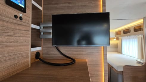 YN25 AOM – Weinsberg CaraSuite 700 ME 4 Berth