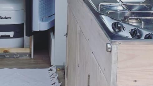 Off-grid 2-person campervan 