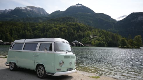 Ons Busje – 4-person Volkswagen campervan from 1972