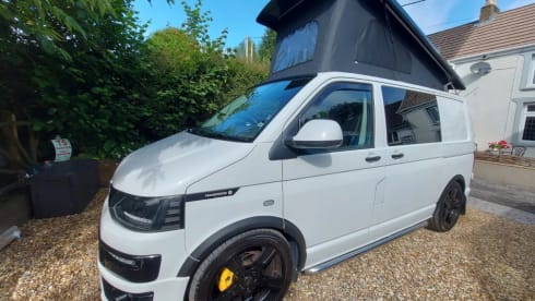 Great value cheapest on Goboony – Great looking Vw campervan 4 birth with awning 