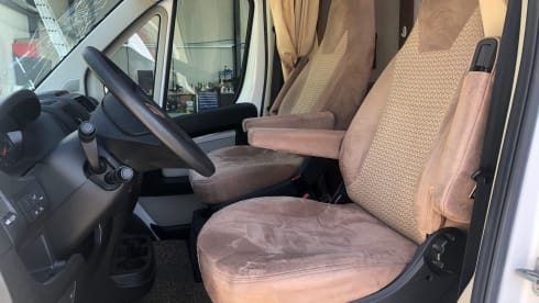 Bennie – Fiat Ducato Carado T449 with queen bed