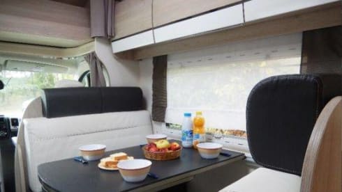 Camping-Car Capucine 5 places, avec climatiseur cellule.