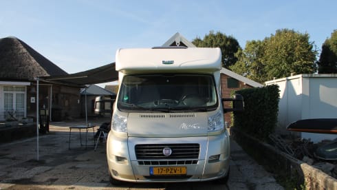 Super nice Mc Louis 4 person camper with various extras