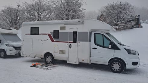 4p Ford Kronos Roller Team 2021  automatic te huur – Comfortabel op reis!