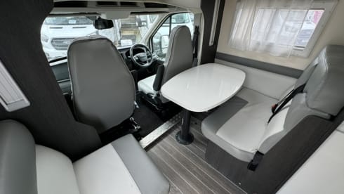 Hugo – Comfortabele en moderne Rollerteam camper - Gratis verzekering 