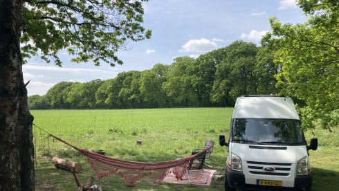 Campervan per 2 persone autosufficiente dal punto di vista energetico con terrazza prendisole (e altezza interna di 193 cm)