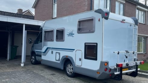 Halbintegrierter Camper von Knaus für 3 Personen