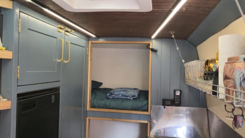 Guinevere – 4 berth Mercedes-Benz bus + Extras