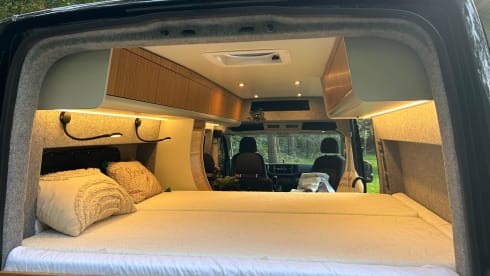 2p luxury off-grid VW Crafter bus camper (2023) autom.