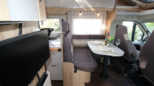 Luxe 4-Persoons Camper – Comfortabel & Zorgeloos Op Avontuur!  – 4p Fiat semi-integrated uit 2019