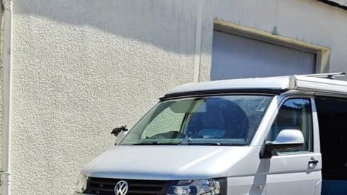 VW-Campingbus mit 4 Schlafplätzen aus dem Jahr 2013