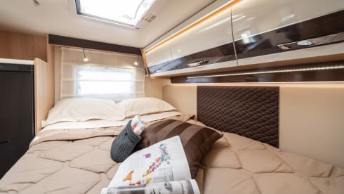 Queen Louise 2 – New luxury 6-person alcove camper