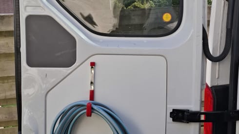 4p VW Crafter offgrid bus uit 2026 met lengtebed, daktent en fietsendrager