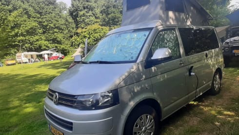 Freedom! Compact 3-seater VW T5 campervan with pop-up roof 