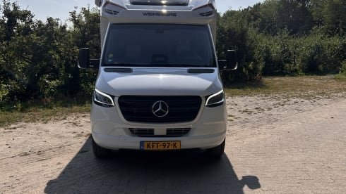 Prachtige Mercedes Benz 4 personen camper  – Uit gerust met Starlink satelliet internet 