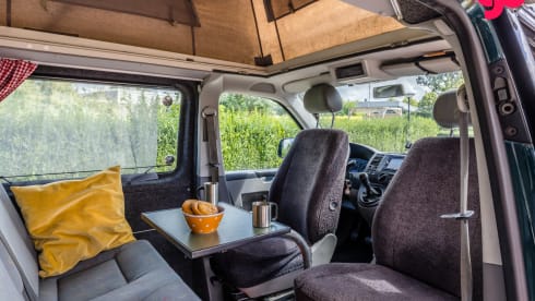 Menoenie – 4-person Volkswagen camper van