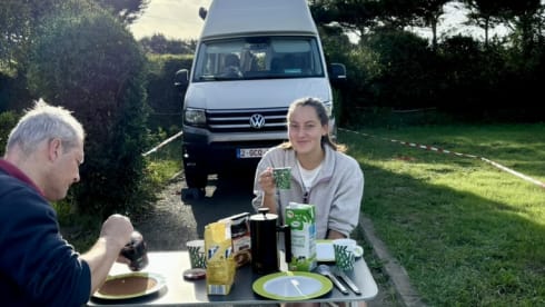 Grote beer – 4p Volkswagen campervan from 2022