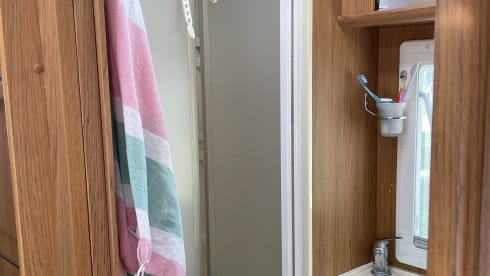 Camper spazioso e accessoriato per viaggi indimenticabili 