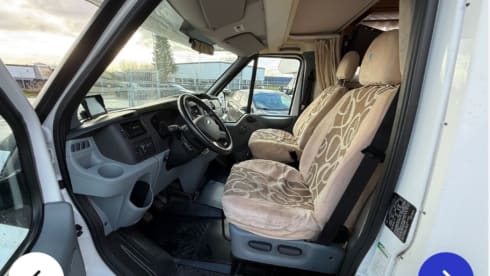 Spacious 6/7 person Ford Rimor Superbridge with all amenities!