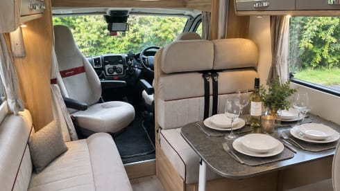 Camping-car Peugeot semi-intégré 6 couchages de 2018