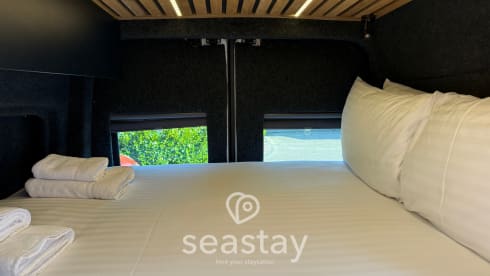 Lottie – Volkswagen Off-Grid Camper Sleeps 4 - Carries 5