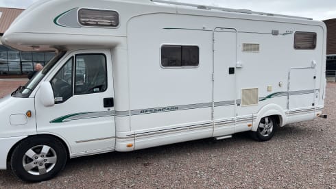 Snogly  – Bessecar e735 motorhome 6 berth excellent for families