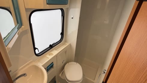 Luxurious neat family camper, 6 seats + belt, fully furnished