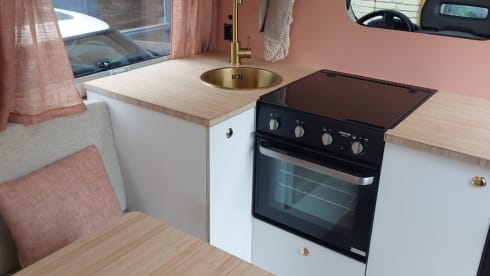 Koos – Large bed for the taller camper - Off-grid Fiat Ducato 